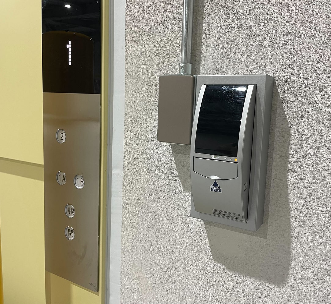 一般法人の人貨用エレベーターに実装しているVA-300の画像