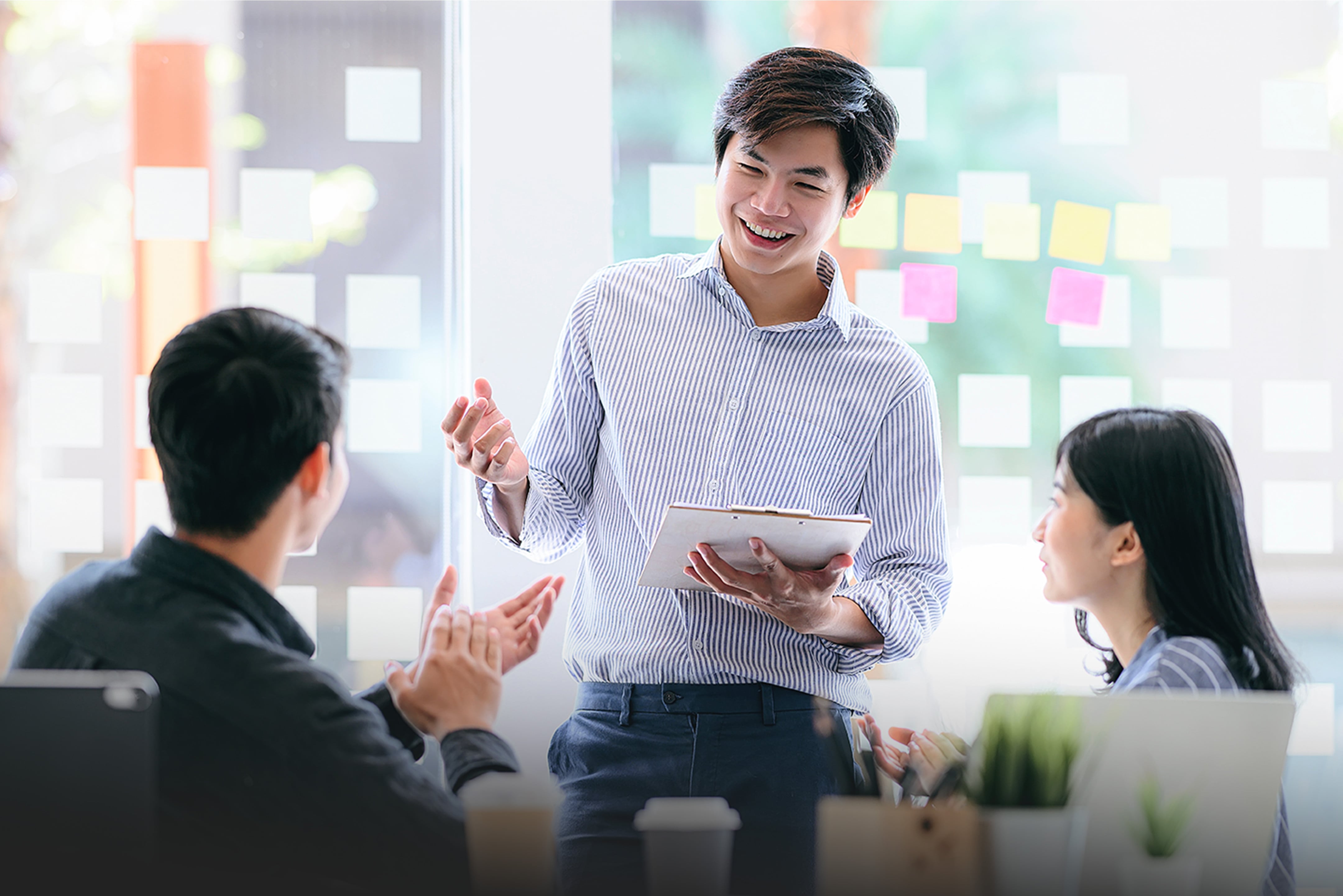 同僚と会話をする会社員のイメージ画像（パソコン表示用）
