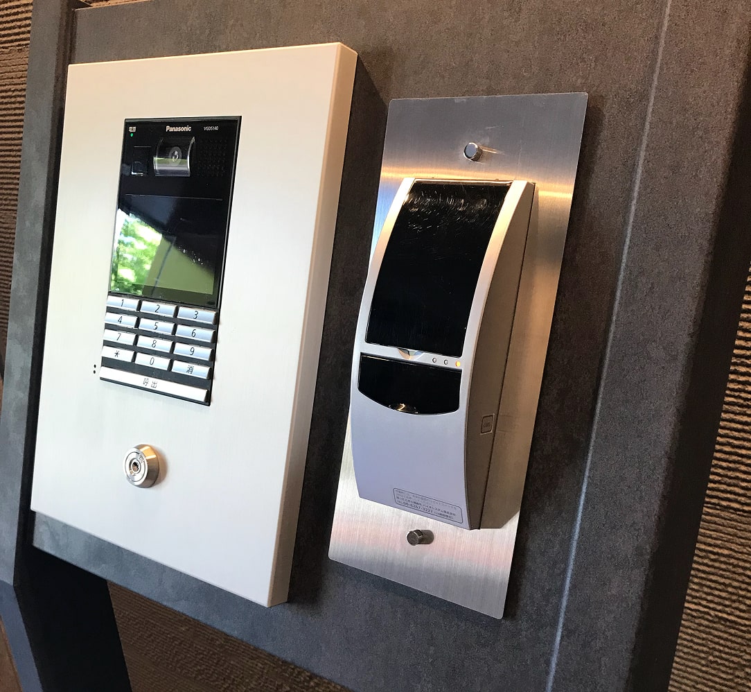 エントランスに実装しているVA-300の画像