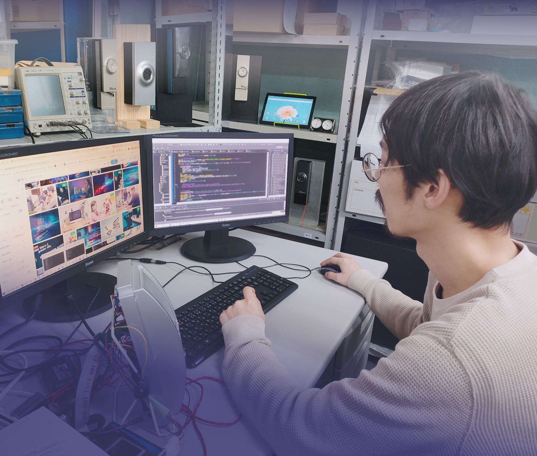 パソコンに向かって技術を開発している社員のイメージ画像(タブレット用)